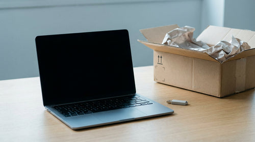Un ordinateur portable neuf ouvert sur un bureau dégagé
