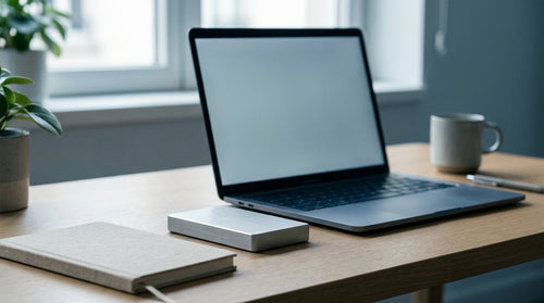 Disque dur externe et ordinateur portable sur un bureau