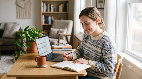 Une personne compare le coût d'Office 2024 et de Microsoft 365 pour choisir la solution la plus économique